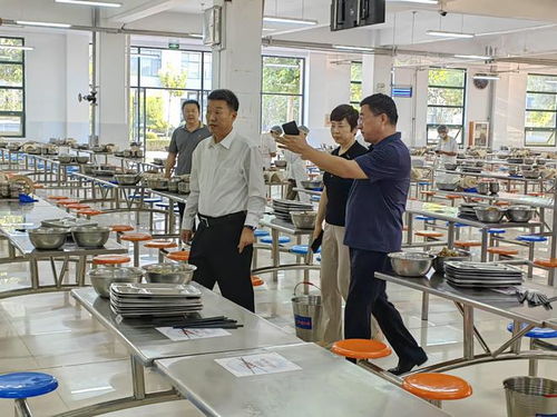 孫戰(zhàn)勇督導(dǎo)學(xué)校食品安全工作